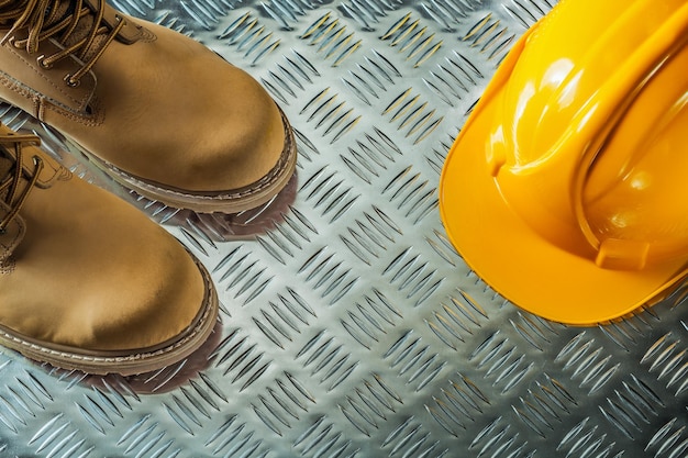 Casque bottes de sécurité sur tôle cannelée