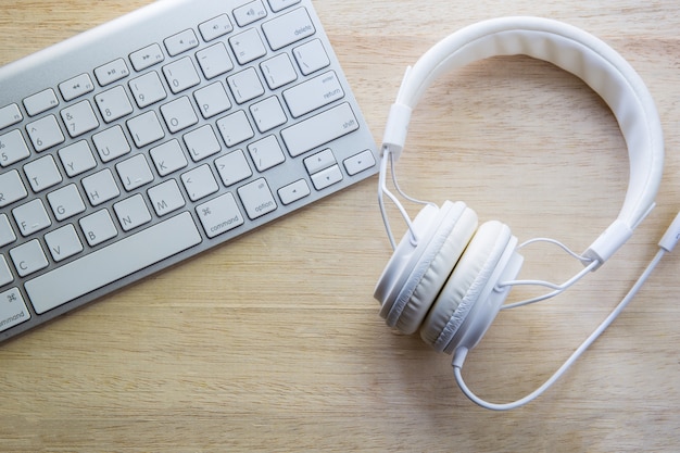 casque de bureau et clavier blanc