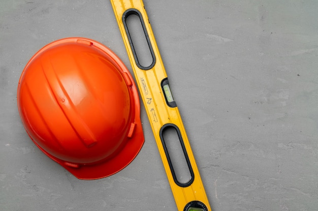 Casque de casque et vue de dessus de niveau de construction, espace copie