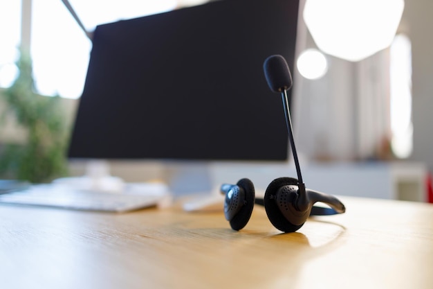 Casque de centre d'appels et ordinateur au bureau