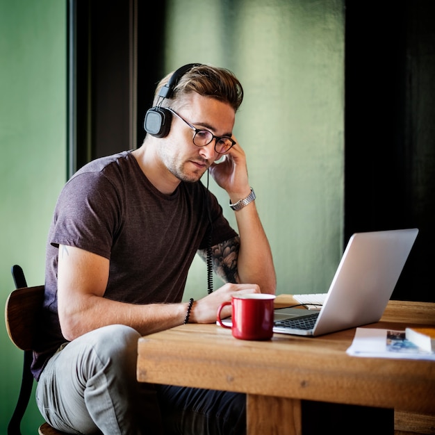 Casque chanson musique Playlist Enterprise Connect Concept