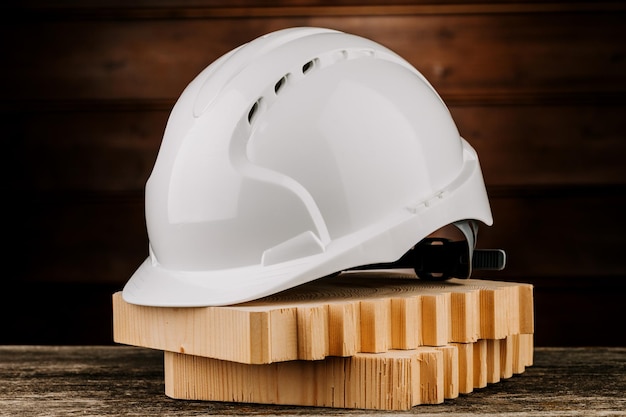 Casque de chantier blanc sur fond d'arbre.