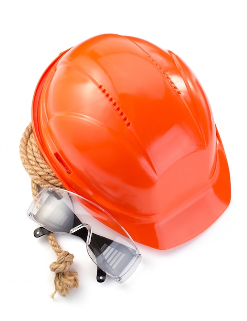 Casque de chantier sur fond blanc