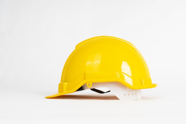 Casque de chantier jaune isolé sur blanc