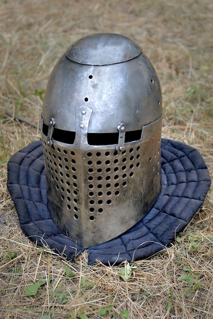 Casque de chevalier pour reconstitutions historiques de batailles médiévales.