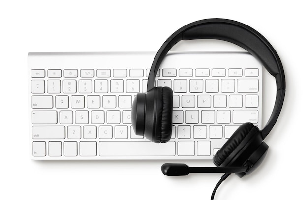 Casque sur un clavier blanc WEBINAIREavec chemin de détourage