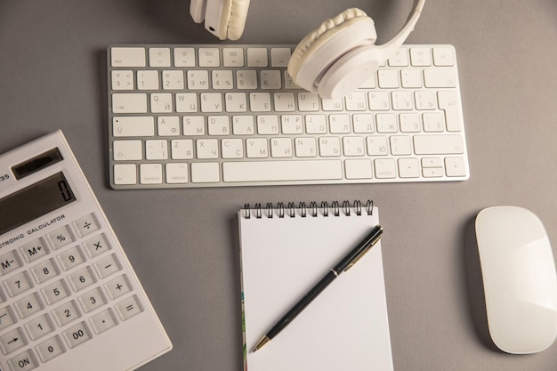 Casque et clavier du bloc-notes de la calculatrice