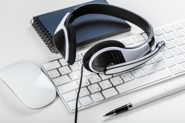 casque sur clavier ordinateur portable