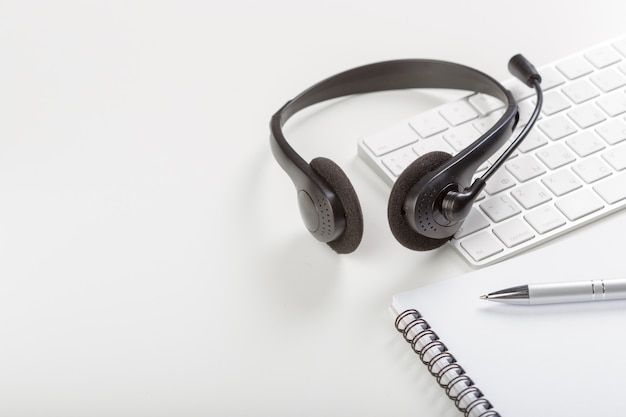 Casque sur clavier ordinateur portable