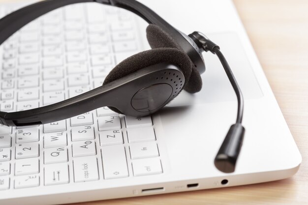 Casque sur clavier d'ordinateur portable