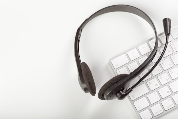 Casque sur clavier d'ordinateur portable