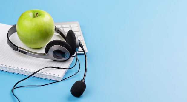 Casque sur un clavier d'ordinateur