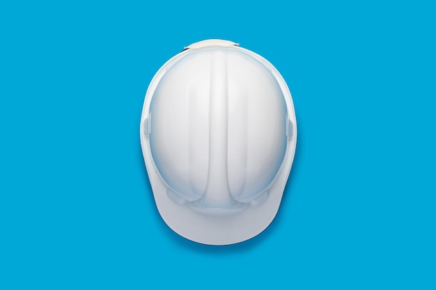 Casque de construction isolé sur bleu