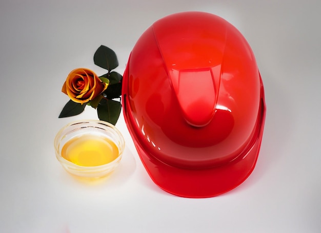 Casque de construction rouge avec bol de miel