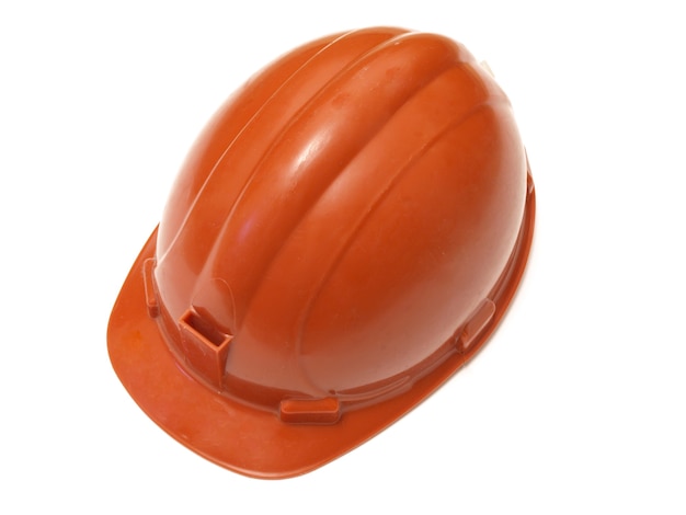 Casque de construction sur une surface blanche