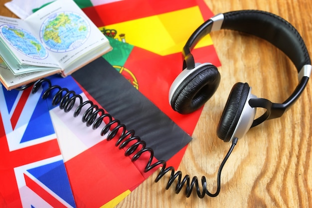 Casque et drapeau de cours de langue sur la table en bois