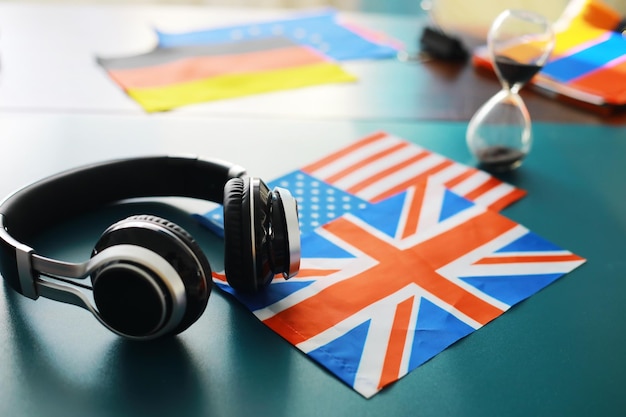 Photo casque et drapeau l'étude de sujets étrangers livres audio dans une langue étrangère cours de langue écoute