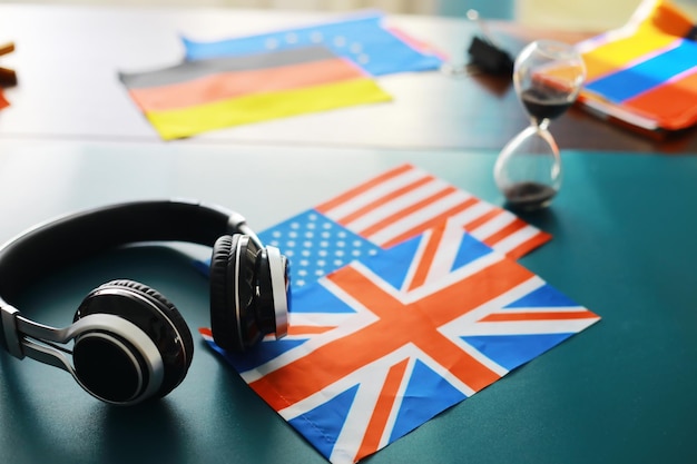 Photo casque et drapeau l'étude de sujets étrangers livres audio dans une langue étrangère cours de langue écoute