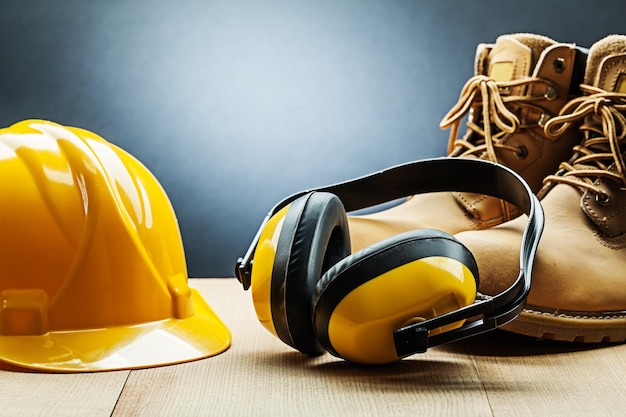 Casque d'écouteurs de construction jaune et bottes de travail