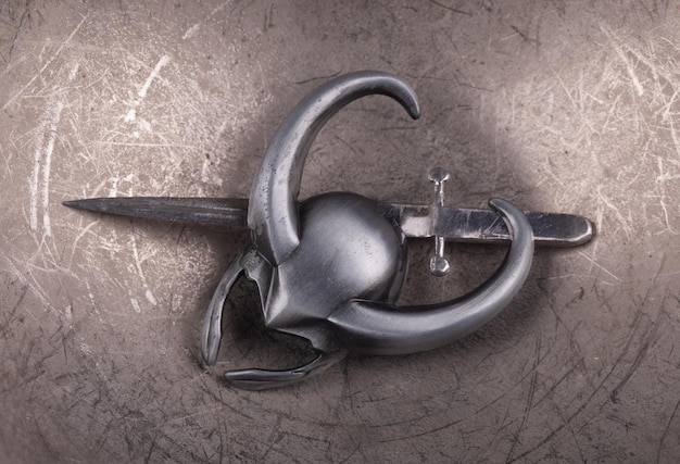 casque et épée viking en fer