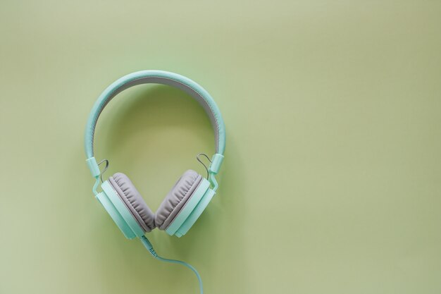 Casque sur fond vert pour la musique et la détente