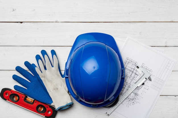 Casque, gants et plans d'une vue de dessus de constructeur