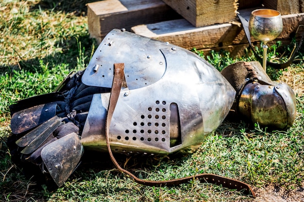 Le casque d'un guerrier médiéval sur terre après un combat de chevalier