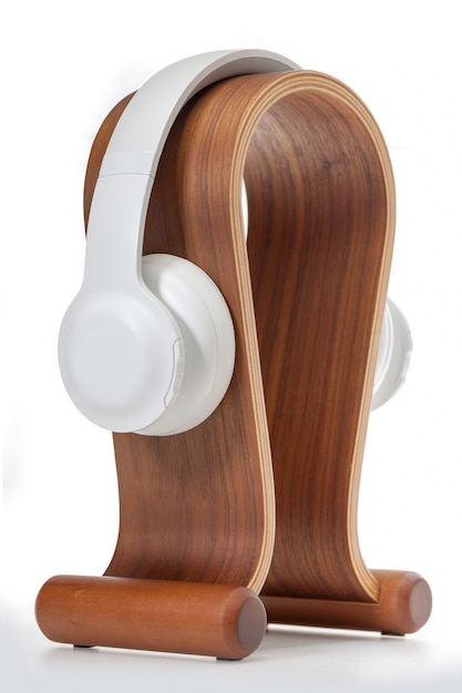 Casque HIFI (High Fidelity) sur un support en bois oméga. Isolé