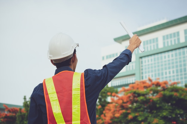 Casque d'ingénierie et construction de maison ou de gratte-ciel