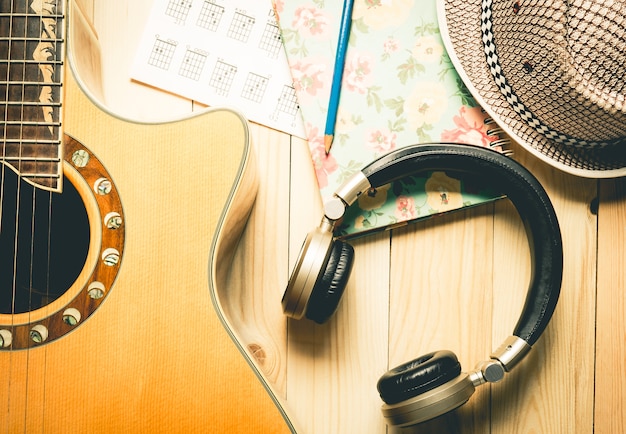 Photo casque avec l'instrument de guitare pour le ton vintage d'appréciation de musique.