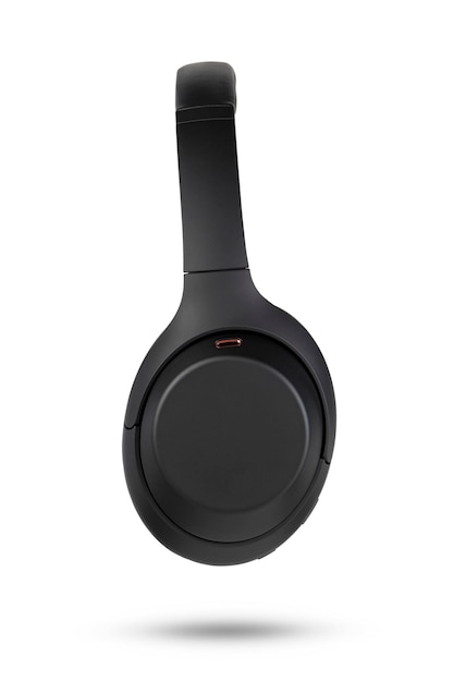 Casque isolé sur fond blanc casque sans fil en noir de haute qualité isolé sur un coup