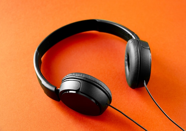 Casque isolé sur fond orange