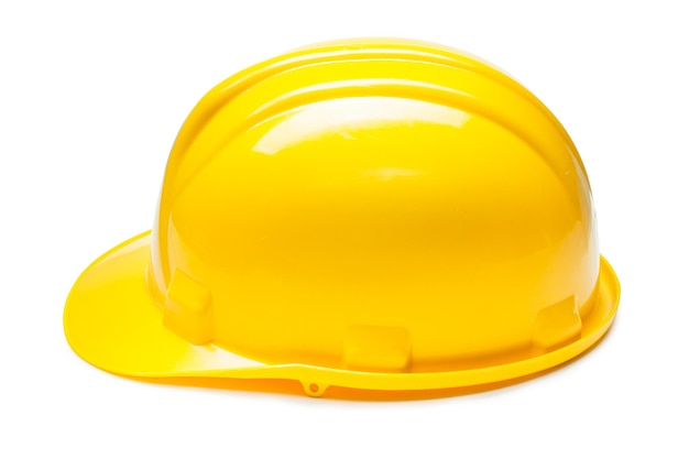 Casque jaune de construction isolé sur fond blanc