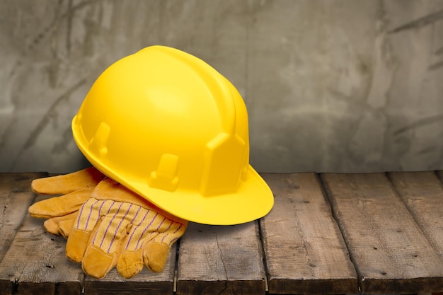 Casque jaune avec équipement sur fond de bois