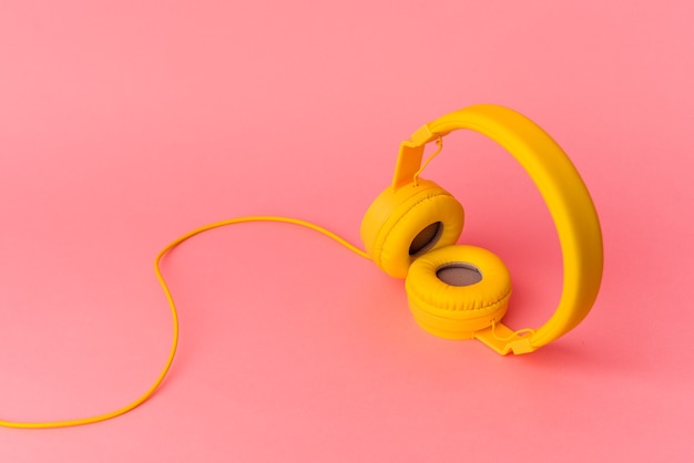 Casque jaune isolé sur fond rose