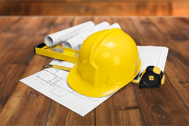 Casque jaune et plans dans un concept de construction