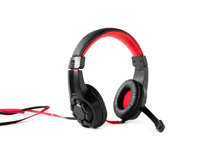 Photo casque de jeu en noir et rouge avec un fil