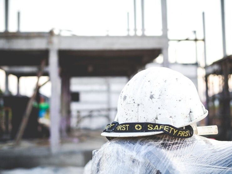 Photo casque avec maison sous fond de construction
