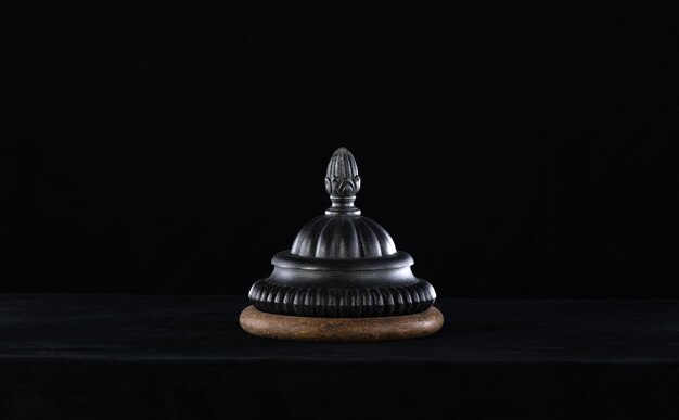 casque médiéval isolé sur fond noir