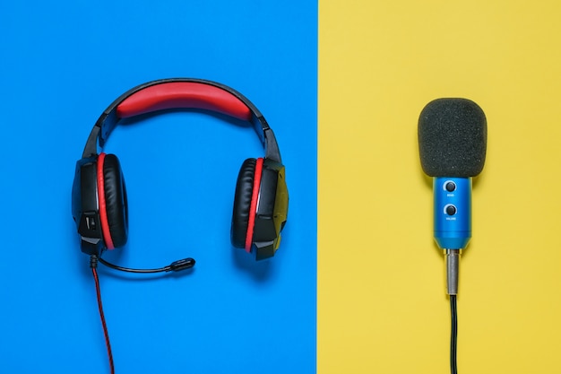 Casque avec microphone sur fond jaune et bleu. La vue du haut.