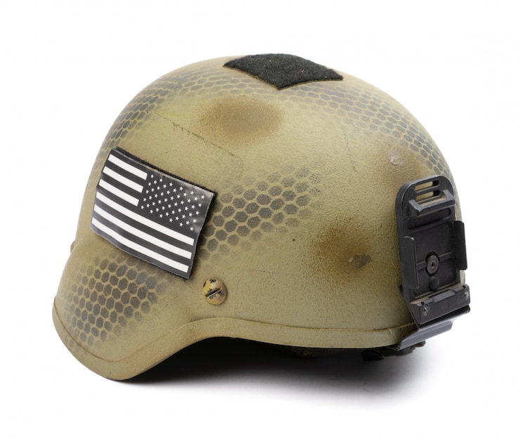 Photo casque militaire de camouflage isolé sur une surface blanche