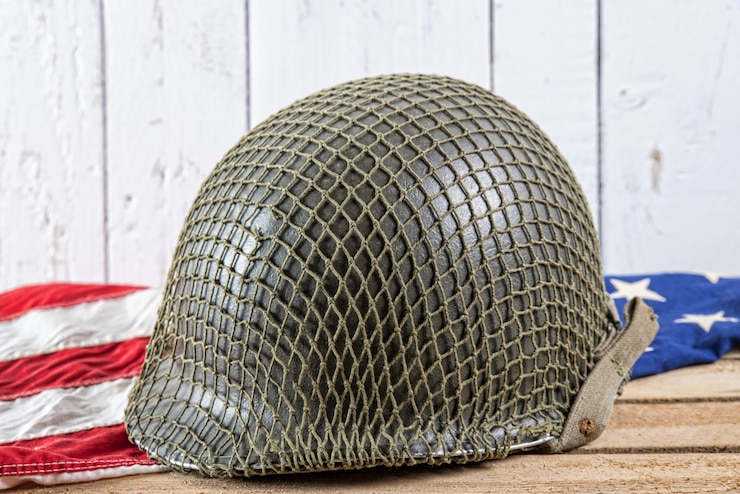 Photo casque militaire sur un drapeau américain