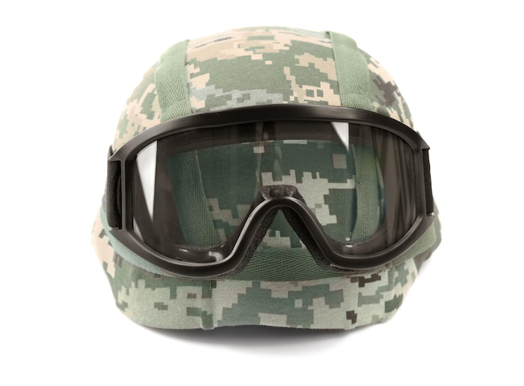 Photo casque militaire sur fond blanc