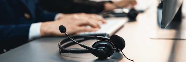 Casque de mise au point panoramique sur le bureau de l'espace de travail du centre d'appels avec l'opérateur de flou Prodigy