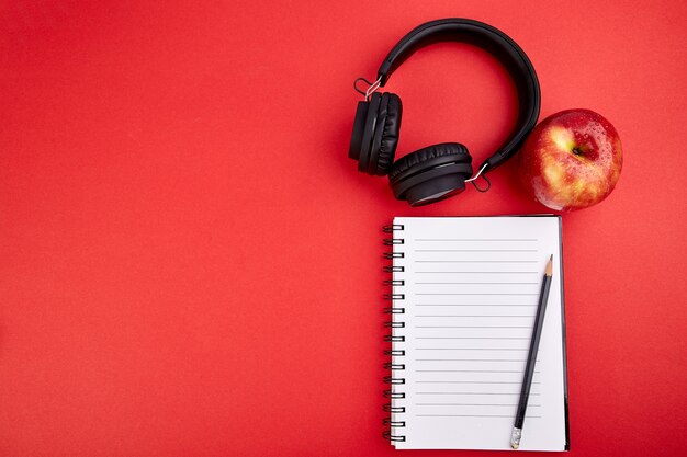 Casque noir et apple