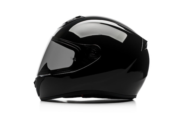 Casque noir brillant isolé sur blanc