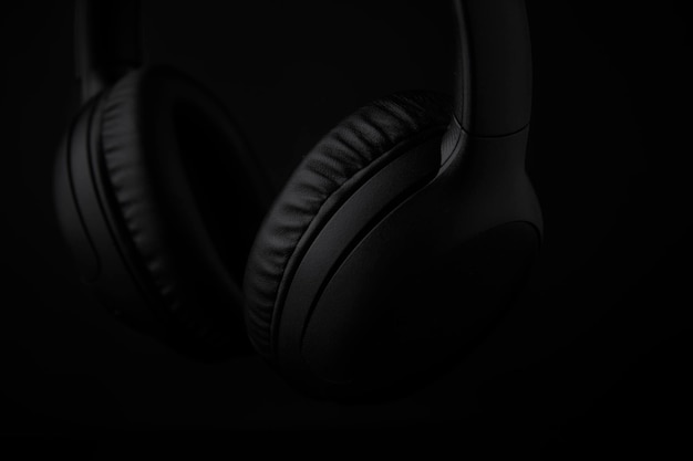 Casque noir sur fond noir