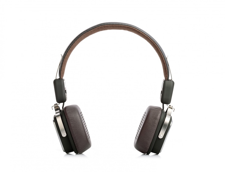 Photo casque noir moderne sur blanc