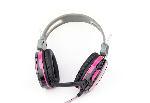 Casque noir et rose sur fond blanc