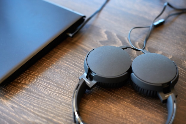 Casque noir sur la table de bureau